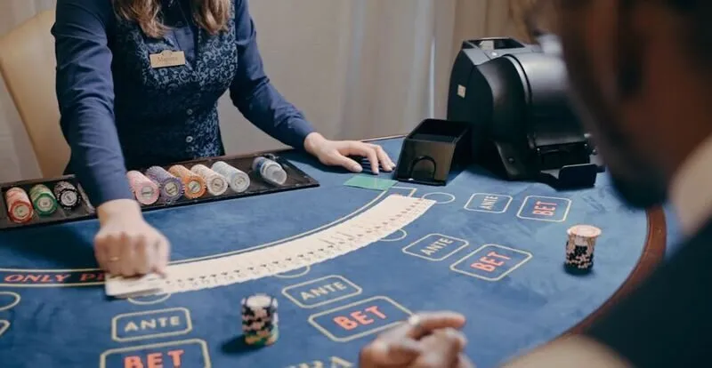 Dealer là tên gọi phổ biến nhất và được sử dụng rộng rãi nhất ở các sòng bạc trên thế giới